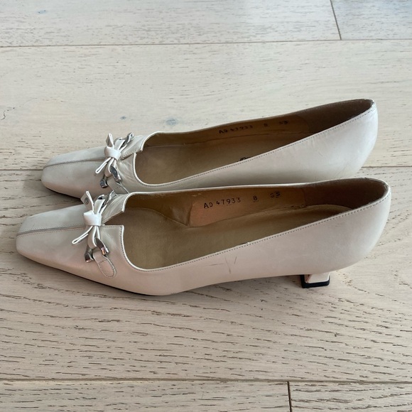 Stuart Weitzman “Mr. Seymour” Taupe Leather Kitten Heels – Size 8SS (AAAA), - Picture 3 of 9